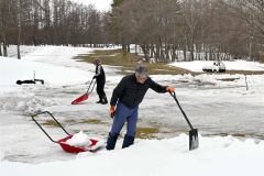 オープンに向けてコースの除雪作業を行うゴルフ場スタッフ（２２日午前９時ごろ、帯広国際カントリークラブで。須貝拓也撮影）