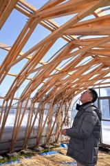 紺野建設が試作した農業要ビニールハウスの補強用の木造トラス