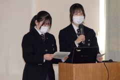 今年度の取り組みについて発表する生徒