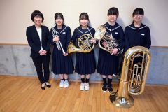 日本ジュニア管打楽器コンクール本選考会に出場する音更中吹奏楽部のメンバーら（左から吉田教諭、畑さん、石栗さん、石澤さん、佐野さん）
