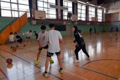 生徒たちにドリブルのコツを教えている河村さん（右）