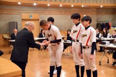 後藤教育委員（左）から表彰状などを受け取る受賞者