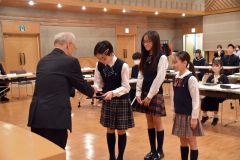 後藤教育委員（左）から表彰状などを受け取る受賞者