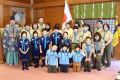 入隊式に参加した隊員ら。新入隊員は（前から２列目左から１人目）高畠さん、（同列２人目）山田さん、（最前列左から４人目）遠藤さん