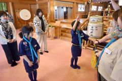 手を掲げ、カブ隊の約束を守ると誓う高畠さん（左から４人目）