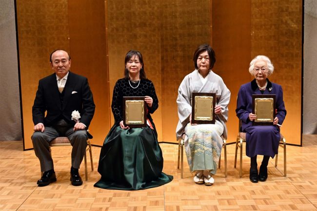 書家田中さん、フルート赤部さん、短歌誌樹樹社を表彰　十勝文化賞授賞式
