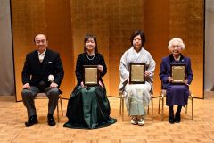 書家田中さん、フルート赤部さん、短歌誌樹樹社を表彰　十勝文化賞授賞式