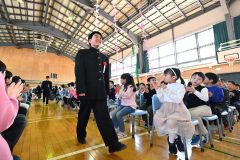 ６年間の思い出胸に　小学校卒業式～写真・動画特集