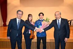 横山さん（右から２人目）と片山さん（左から２人目）の前途を祝福して握手を交わす小野町長（右）と福地教育長（左）