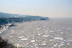 水平線までびっしり　知床で流氷に感激