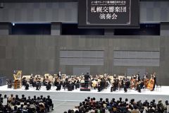 大勢の観客を前に演奏する札響