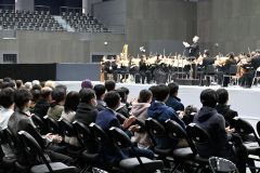 アンコールの「ラデツキー行進曲」で手拍子をする観客ら
