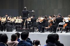 大勢の観客を前に演奏する札響