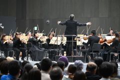 大勢の観客を前に演奏する札響