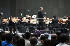 大勢の観客を前に演奏する札響