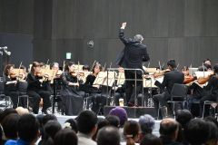 大勢の観客を前に、熱のこもった演奏をする札響