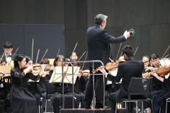 迫力ある演奏をする札響。指揮する佐藤氏