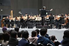 大勢の観客を前に演奏する札響