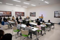 教室の様子。子どもたちは真剣な表情で講師の説明を聞いていた