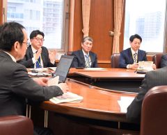 自社の取り組みを説明し、坂場局長らと意見交換をする村上社長（右）ら