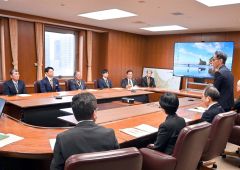 村上土建開発工業が自社の取り組みを説明、坂場局長らと意見交換を行った