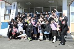 上幌内小では式後、全校児童と保護者が卒業生を囲んで記念撮影に収まった