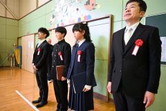 学び舎を巣立つ卒業生ら