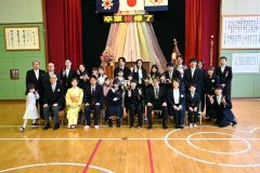 卒業と終了を祝う在校生・卒業生ら
