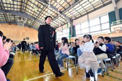 在校生の拍手の中、笑顔で入場する卒業生（２４日午前９時４０分ごろ、帯広小学校で。塩原真撮影）