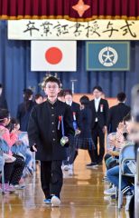 卒業証書を手に式場の体育館を後にする卒業生（２４日午前１０時３０分ごろ、帯広小学校で。塩原真撮影）