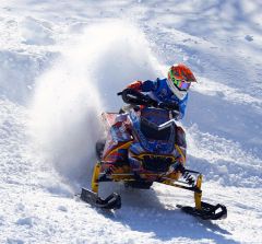 青森大会の締まった雪のコースを快走する佐々木雅規（関根輝恵さん撮影）