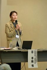 災害ボランティアセンターについて講話する谷主事