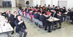 町関係者らが全道優勝を祝す　清水御影アイスホッケー少年団 7