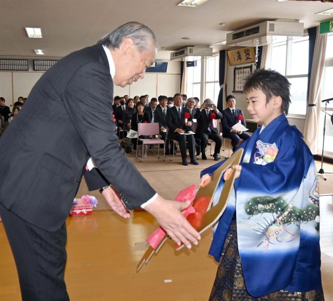 最後の卒園児「鍵」返却　西中音更へきち保育所が閉所
