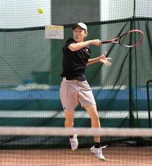 清水一般男子制す、ベテランは津田、女子は内本Ｖ　全十勝室内単テニス選手権大会
