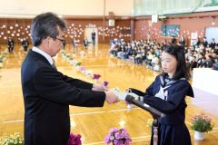 卒業証書を受け取る卒業生（更別、長尾悦郎通信員撮影）
