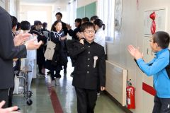 下級生からの見送りを受ける卒業生（更別、長尾悦郎通信員撮影）