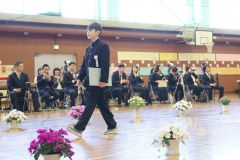 卒業証書を手に会場を後にする卒業生（更別、長尾悦郎通信員撮影）