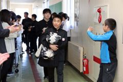下級生からの見送りを受ける卒業生（更別、長尾悦郎通信員撮影）