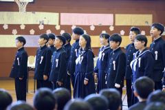 ６年間共に過ごした仲間たちと小学校で最後に歌う「旅立ちの日に」（長尾悦郎通信員撮影）