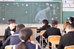 ６年生の教室には世界で活躍する大谷翔平の後ろ姿が。卒業生も夢に向かって大きく羽ばたいて―（更別、長尾悦郎通信員撮影）