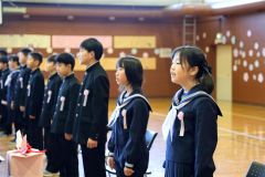 ６年間共に過ごした仲間たちと小学校で最後に歌う「旅立ちの日に」（更別、長尾悦郎通信員撮影）