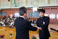 卒業証書を受け取る卒業生（更別、長尾悦郎通信員撮影）