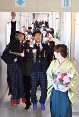 一輪の花を手に思い出いっぱいの校舎を後にする卒業生（帯広、塩原真撮影）2