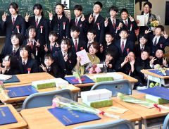 担任教諭とともに笑顔で写真に納まる卒業生（帯広、塩原真撮影）