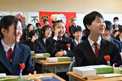 ５、６年生の思い出が詰まった映像を見て笑顔の卒業生（帯広、塩原真撮影）