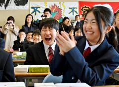 ５、６年生の思い出が詰まった映像を見て笑顔の卒業生（帯広、塩原真撮影）2