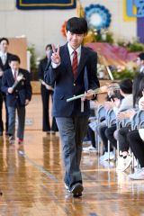 保護者席に向かってピースサインを送る卒業生（帯広花園、須貝拓也撮影）