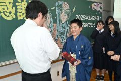 「先生のことは一生忘れません」。最後のホームルームで担任の平野龍二教諭に十勝ワインを贈る卒業生（池田、澤村真理子撮影）
