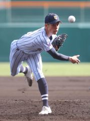 力投する東海大札幌先発の砂田＝２５日、甲子園